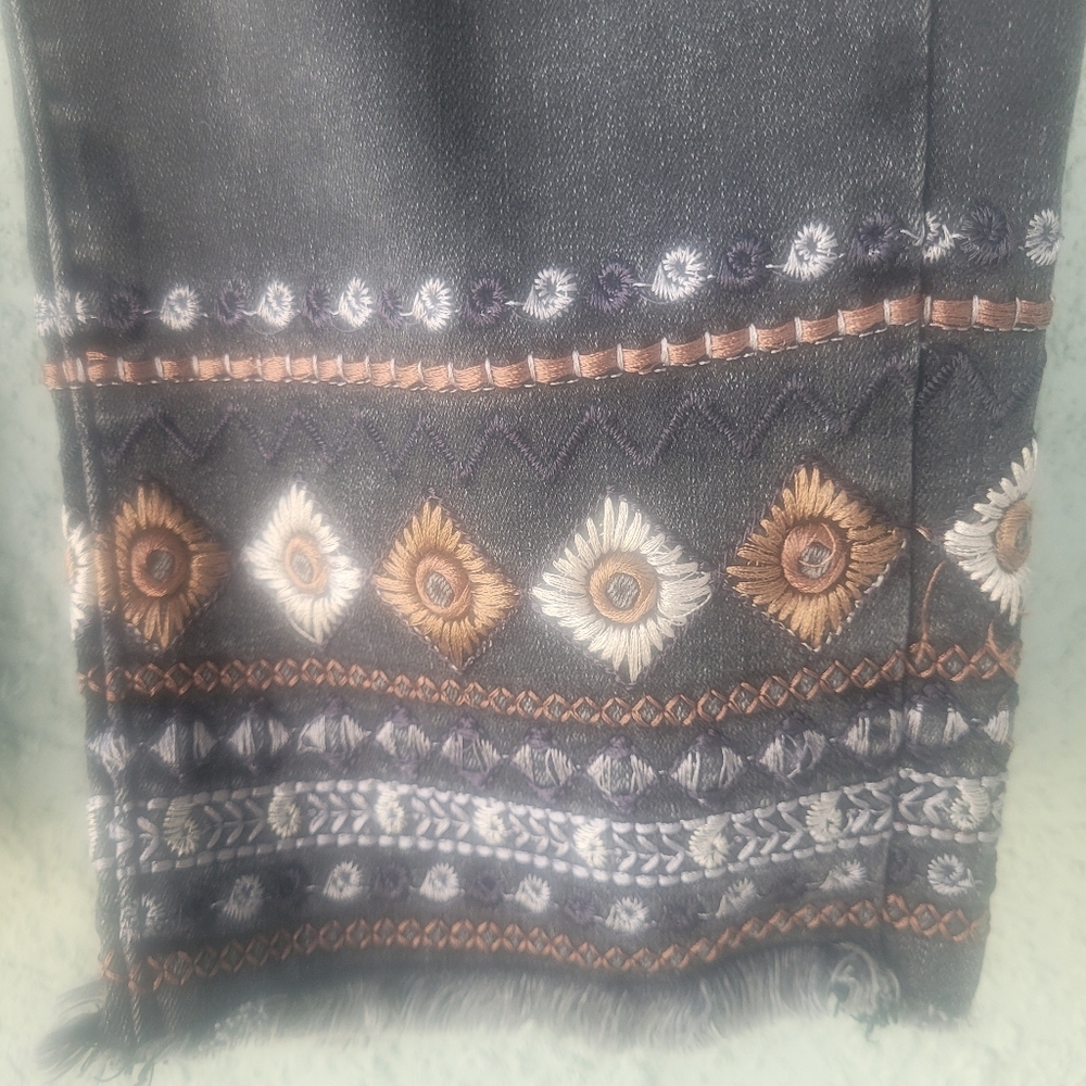 Charlie B Straight Leg Ankle Jeans - Picture 2 of 9